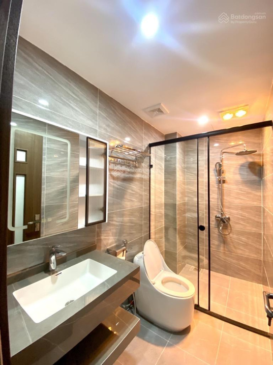 Bán nhà 8 tầng phố Hoàng Quốc Việt 60m2, phân lô ô tô, thang máy, 2 thoáng, giá 21.5 tỷ.