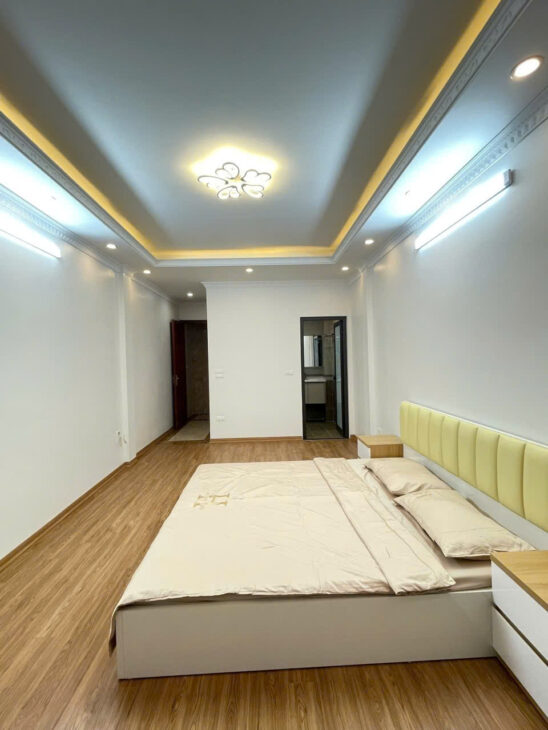 Bán nhà 6 tầng x thang máy đẹp ô tô đỗ cửa tại Đê La Thành – Đống Đa