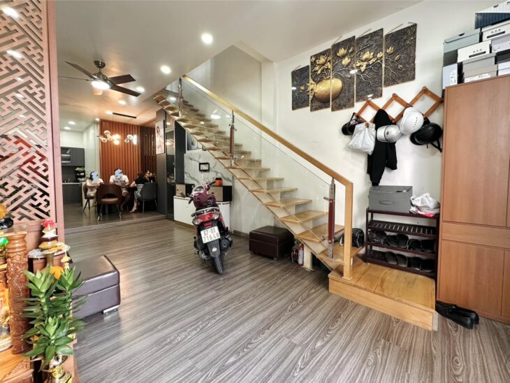 Bán nhà Di Trạch 33m2x5 tầng, 4 ngủ, đủ công năng, ô tô gần,trường học liền kề, tiện ích full, 4.2