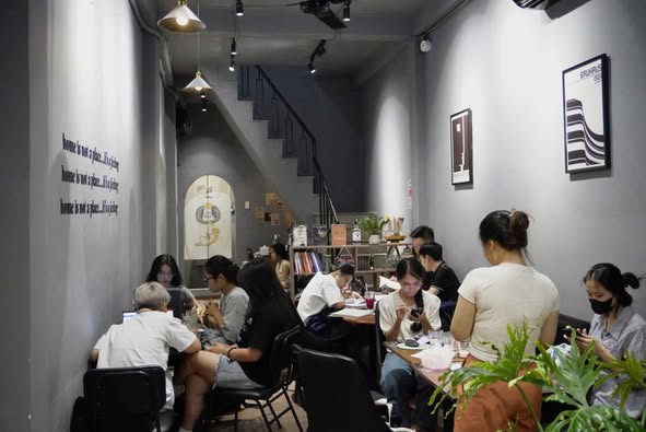 Quận Bình Thạnh ! HOT HOT ! Sang Quán Cafe Khu Sinh Viên -WorkShop , Máy Lạnh VP, Tel :