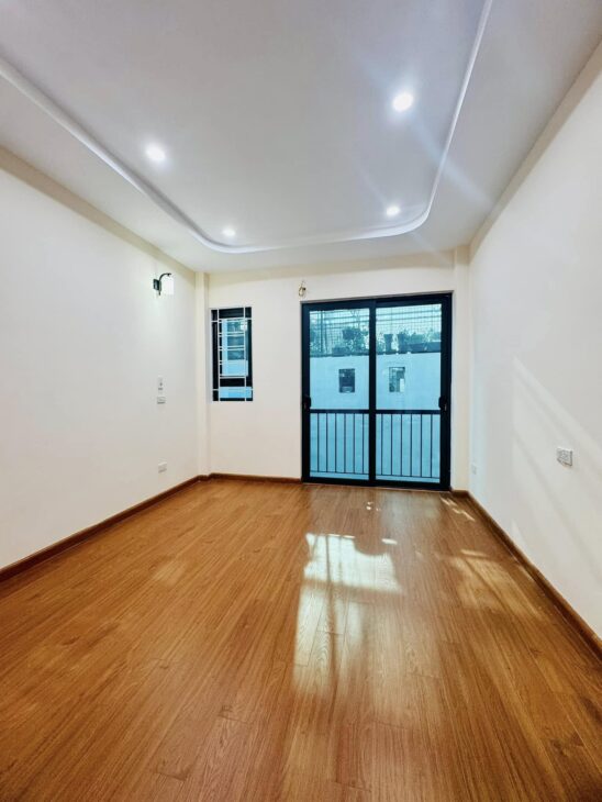 Thạch Bàn,Long Biên DT 39m2 x mt 3.3m nhà mới ở ngay giá chỉ 5.65 tỷ
