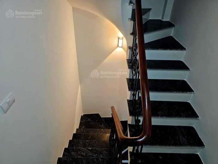 Nhà mới 9.5 tỷ Dương Quảng Hàm, Cầu Giấy 5T, 3 Ngủ, Ngõ Ba Gác, Gần oto, gần phố chính