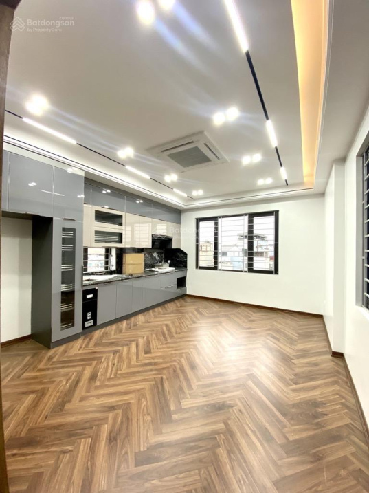 Bán nhà 8 tầng phố Hoàng Quốc Việt 60m2, phân lô ô tô, thang máy, 2 thoáng, giá 21.5 tỷ.