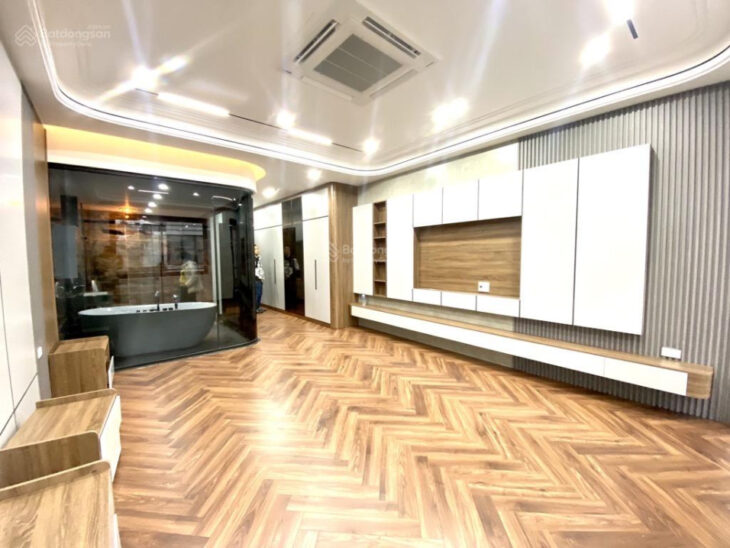 Bán nhà 8 tầng phố Hoàng Quốc Việt 60m2, phân lô ô tô, thang máy, 2 thoáng, giá 21.5 tỷ.