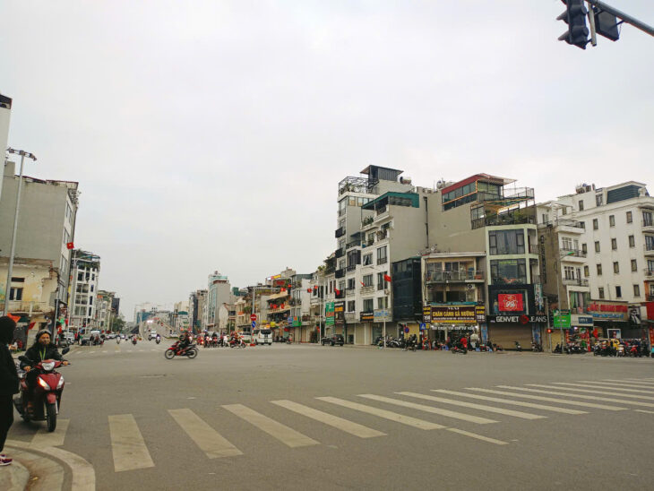 Bán nhà NGỌC LÂM 7 tỉ Ô TÔ đỗ cửa, sân đậu xe, gần ngã tư HỒNG TIẾN