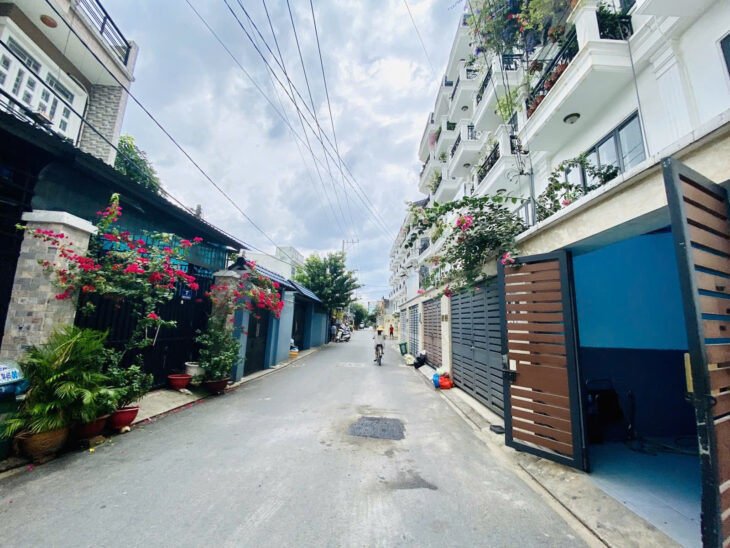 SIÊU PHẨM NHÀ MỚI Ở NGAY, GÒ VẤP 5 PHÚT-, HẺM 4M, XE HƠI VÀO THOẢI MÁI, SÁT MẶT TIỀN