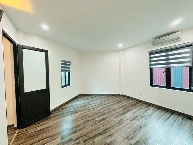 8.5 tỷ-Bồ Đề, Long Biên-gần hồ-ô tô tránh-ô tô vào nhà-2 thoáng-ở sướng vô cùng