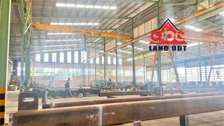 xưởng đẹp kết cấu kiên cố, trang bị cầu trục lớn. nền chịu lực. SX các ngành cơ khí