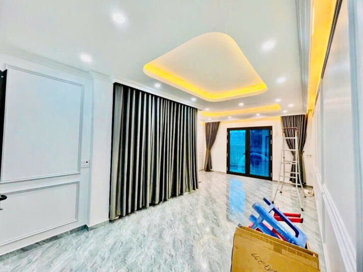 Nhà đẹp ở luôn ở La Thành, Đống Đa diện tích 52m2, 4 tầng, mặt tiền 4.8m, gara oto, Giá 18.5 Tỷ