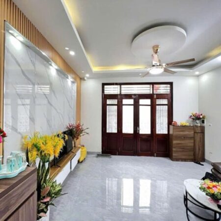 Dưới đây là một số gợi ý tiêu đề cho tin rao bán bất động sản của bạn, tuân thủ các yêu cầu về độ