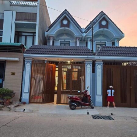 Nhà mới 100% 1 trệt 1 lầu , mái thái, mặt tiền dx 065 phường Định Hòa tp. Thủ Dầu Một, Bình Dương.