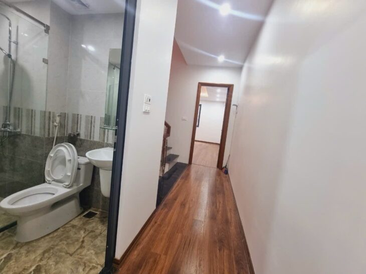 ????????????BÁN NHÀ DÂN XÂY HIỆN ĐẠI,PHỐ THÁI THỊNH, NHÀ 5 TẦNG 2 THOÁNG Ô TÔ LÙI CỬA