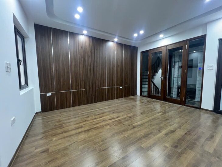 BÁN NHÀ BỒ ĐỀ 40M2* 5 TẦNG* 8.7 TỶ,THANG MÁY, FULL NỘI THẤT