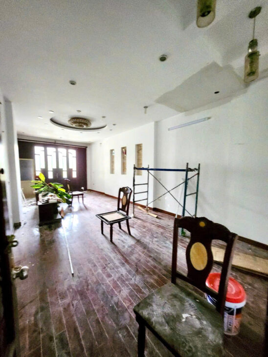 Cho thuê nhà nguyên căn phố Nguyễn Văn Cừ , mặt phố kinh doanh sầm uốt, đi lại thuận tiện. Có vỉa