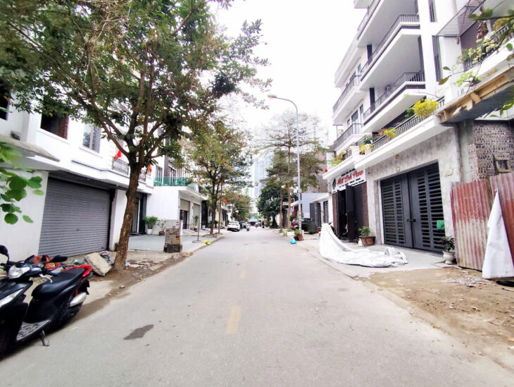 Bán nhà mặt đường Hoàng Ngọc Phách, 100m 1 tầng, GIÁ 7.5 tỉ, bìa đỏ cá nhân