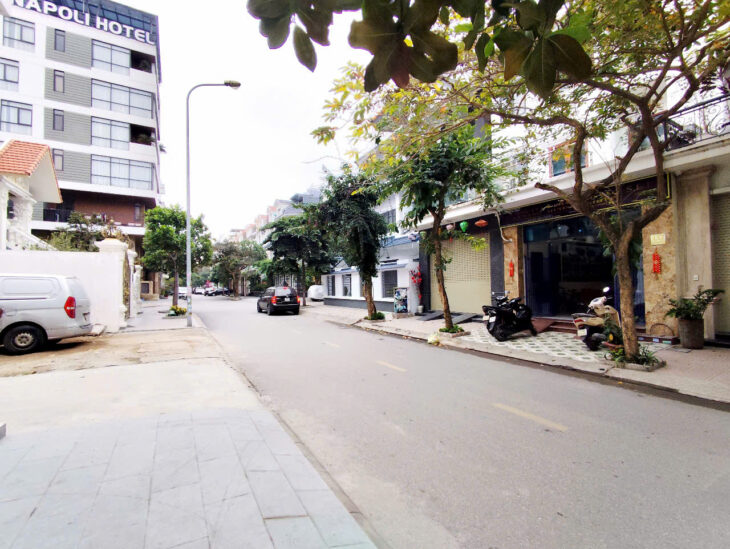 Bán nhà mặt đường Hoàng Ngọc Phách, 100m 1 tầng, GIÁ 7.5 tỉ, bìa đỏ cá nhân