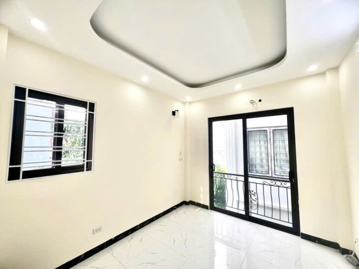 HIẾM – NGUYỄN VĂN CỪ – LONG BIÊN – 1P SANG PHỐ – OTO – 37M2 – 5 TẦNG – 6TY5