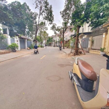 BIỆT THỰ KĐT VĂN PHÚ???? HÀ ĐÔNG???? 200M2 x 3.5T???? MT 11M???? 31.8 TỶ???? VỈA HÈ???? TRƯỚC NHÀ ÔTÔ TRÁNH