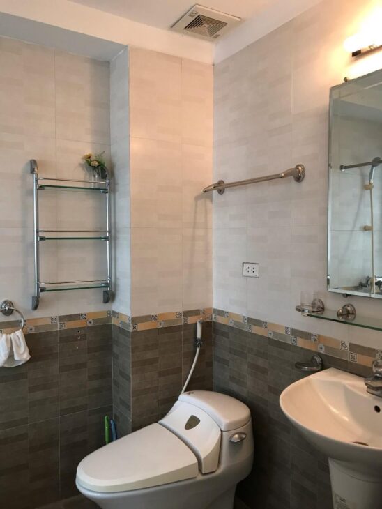 căn nhà 1 trệt 3 lầu 5 phòng ngủ 4 wc địa chỉ đối diện vincom lê văn việt Q9