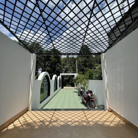 NHÀ 3 lầu, 5PN – CÓ SÂN DÀI SỌC 4*32=128m2, TX40 mặt tiền bờ kênh -5,750 TỶ