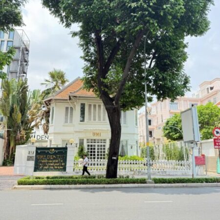 Cho thuê nhà 2 mặt tiền Số: 212 Võ Thị Sáu Quận 3. DT: 20x25m, 1 trệt 1 lầu, 300tr/tháng