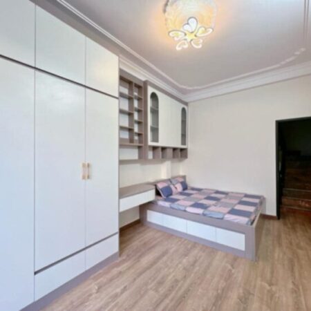 NHÀ ĐẸP,CẦU GIẤY,GẦN PHỐ, NGÕ THÔNG, Ô TÔ ĐỖ CỬA DT40M2, 5T 5,99 TỶ