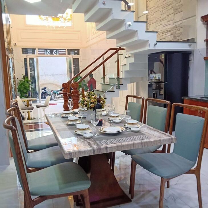 căn nhà 1 trệt 3 lầu 5 phòng ngủ 4 wc địa chỉ đối diện vincom lê văn việt Q9