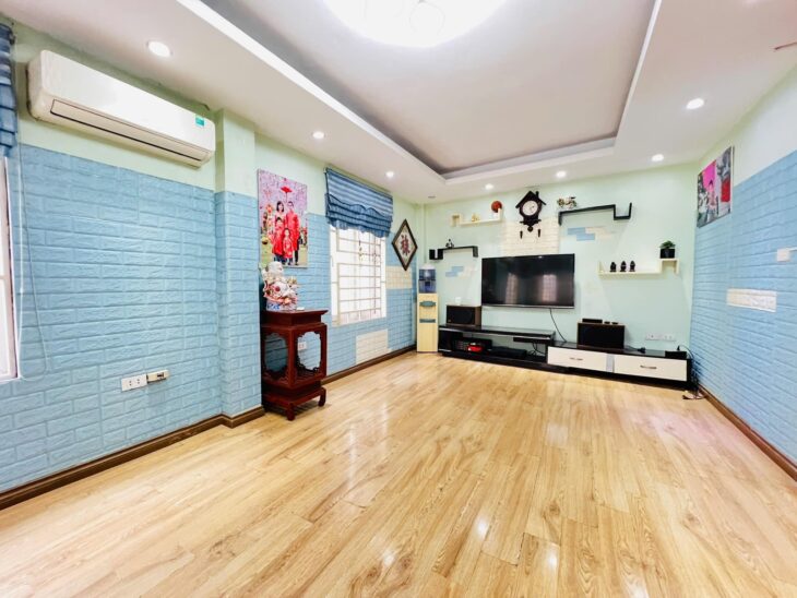 LÔ GÓC HIẾM- Phố Kim Giang, Ô tô nhỏ đỗ cửa: 37m2/5Tầng/MT 5.7m 7.76 Tỷ,ngõ thông