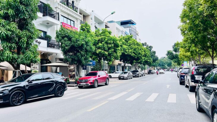 Siêu phẩm Lâm Hạ, 3 thoáng, 260m x 7 tầng, mặt tiền 45m, view hồ, dòng tiền 250tr/tháng