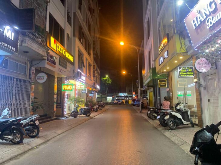 bán nhà Ngọc Lâm, 95m x 5 tầng, mặt tiền 6.4m, gara ôtô, vỉa hè, ôtô tránh