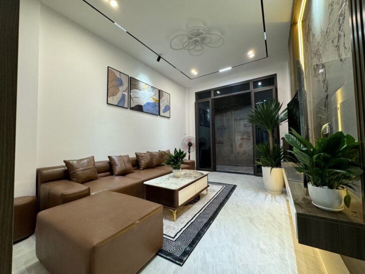 BÁN NHÀ HOANG MẠI 50M2 -3TANG -MT 6M. OTO ĐỖ CỬA , NHÀ 2 THOANG VI TRÍ ĐĂC ĐỊA LÀM ĂN CÓ LÔC