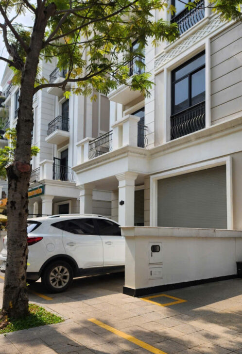 Bán gấp nhà và phố 1 trệt 4 lầu áp mái tiếp giáp bến du thuyền Vinhomes Grand Park