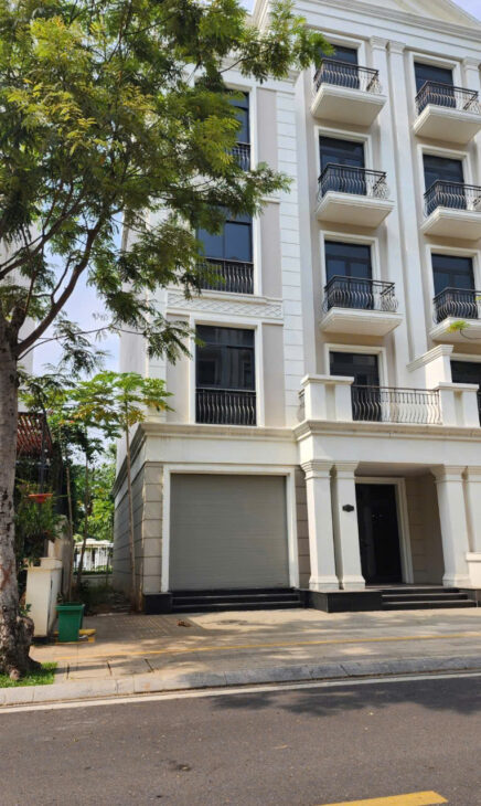 Bán gấp nhà và phố 1 trệt 4 lầu áp mái tiếp giáp bến du thuyền Vinhomes Grand Park
