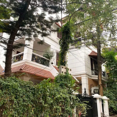 Bán Biệt thự khu Dich vọng, Cầu Giấy. DT 250m x 4 tầng, có hầm, hiện đại. Giá 53,5 tỷ. LH: