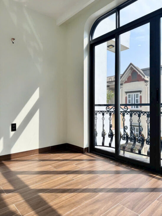 Nhà đầu ngõ sát mặt đường Thiên Lôi, 56m 3 tầng, độc lập, ô.tô đỗ cửa, Giá 4.4 tỉ