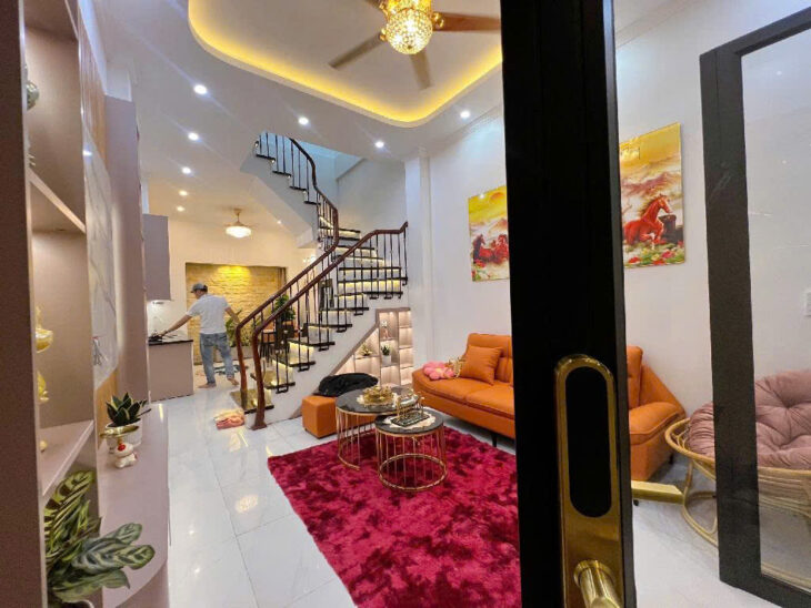 Bán nhà Đống Đa 45m Chợ, 3 thoáng, nở hậu, tặng nội thất đẹp