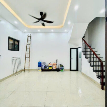 Bán nhà Cạnh PL Đầm Trấu, Nhỉnh 5,5 tỷ, trước nhà rộng gần 4m Kinh Doanh, căn Góc, ở luôn.