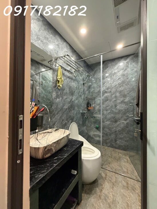 Siêu phẩm nhà PHÚC ĐỒNG NGUYỄN VĂN LINH 6 tầng bể cá koi thang máy full nộit thất cao cấp