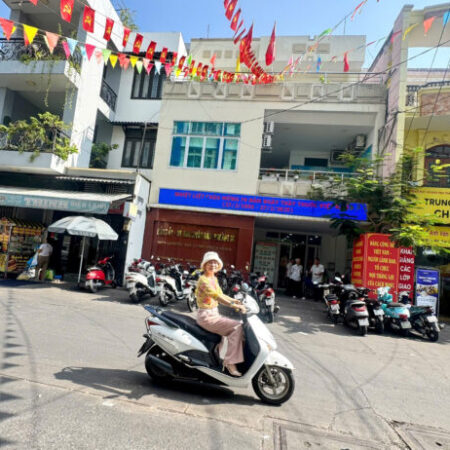 BÁN NHÀ MẶT TIỀN 15M ĐƯỜNG XÓM CHIẾU, QUẬN 4 – VỊ TRÍ VIP ĐƯỢC BAO QUANH BỞI NHÀ THỜ XÓM CHIẾU,