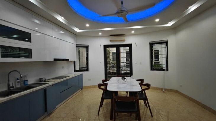 Bán Nhà Lạc Long Quân 90m x 5 Tầng Ô Tô Vào Nhà Thoáng Trước Sau Giá 18.8 Tỷ