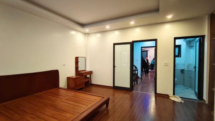 Bán Nhà Lạc Long Quân 90m x 5 Tầng Ô Tô Vào Nhà Thoáng Trước Sau Giá 18.8 Tỷ