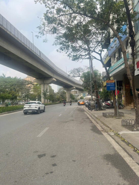 Bán nhà cũ mặt phố Hoàng Cầu, Diện tích 100m mặt tiền 6,5m – Vỉa hè rộng kinh doanh sầm uất