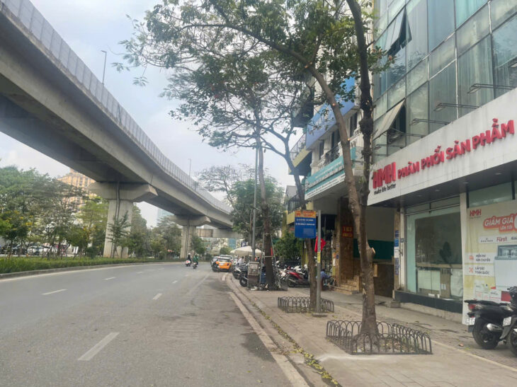 Bán nhà cũ mặt phố Hoàng Cầu, Diện tích 100m mặt tiền 6,5m – Vỉa hè rộng kinh doanh sầm uất