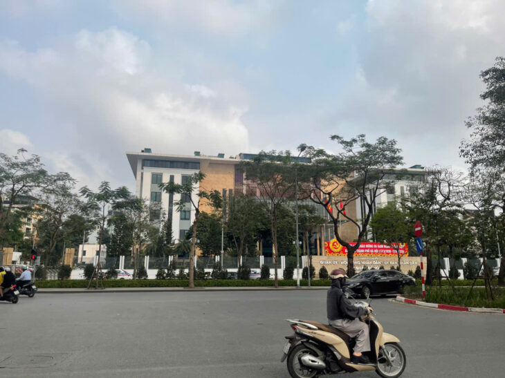 Bán nhà cũ mặt phố Hoàng Cầu, Diện tích 100m mặt tiền 6,5m – Vỉa hè rộng kinh doanh sầm uất