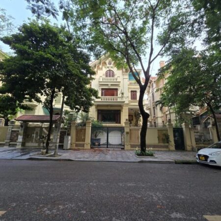 Bán biệt thự vị trí đẹp bán đảo Linh Đàm gần hồ, DT 254m2, mặt tiền 13m, giá chỉ 6x tỷ