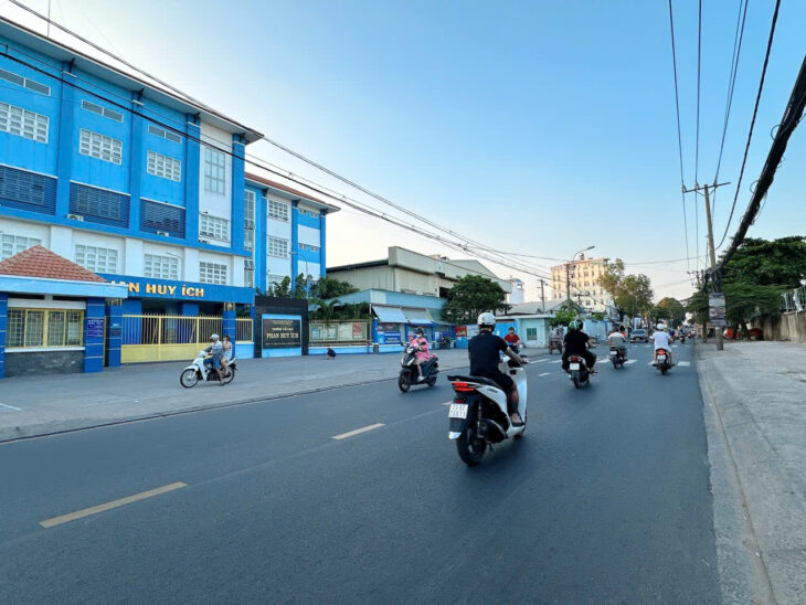 Chính chủ gửi bán nhà ngang 5m Phan Huy Ích xe hơi ngủ nhà 70m2 4 lầu BTCT gần chợ 8.5 tỷ