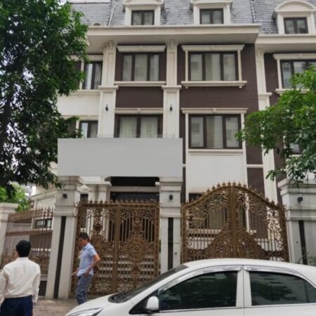 Cho thuê biệt thự Hoàng Quốc Việt, 200m2, 5 tầng lô góc, thang máy