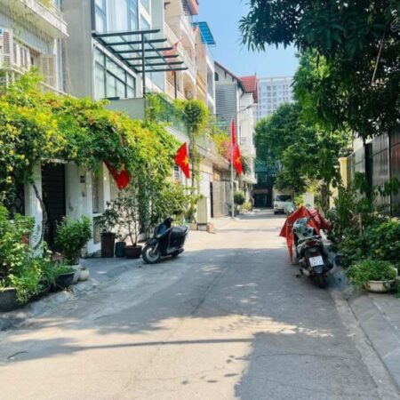 Nhà lô góc phố 19/5, 5 tầng, 7 tỷ, 1 phút đi bộ tới hồ Văn Quán