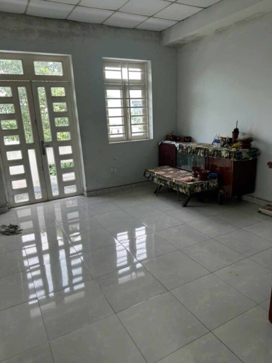 Bán nhà 3 Lầu 1 Trệt 100m2 Dĩ An,đường nhựa vài ô tô thông thoáng,gần chợ đêm