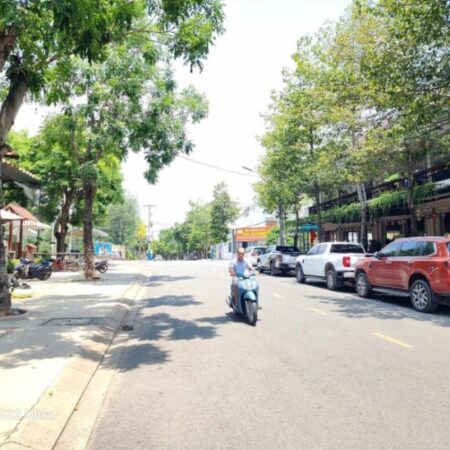 Bán nhà 3 Lầu 1 Trệt 100m2 Dĩ An,đường nhựa vài ô tô thông thoáng,gần chợ đêm